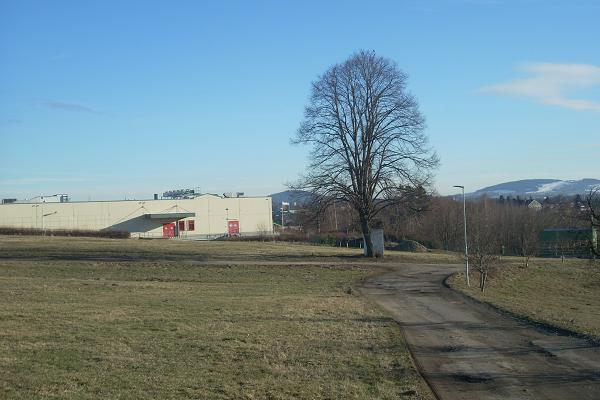 Kapli�ka v Pavlovic�ch (v pozad� Kaufland)