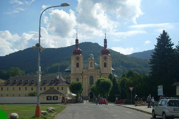 Kostel v Hejnic�ch - v pozad� O�e�n�k