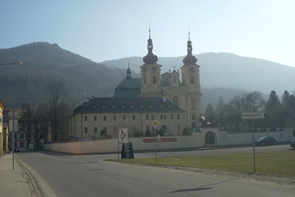 Kostel v Hejnic�ch - v pozad� O�e�n�k