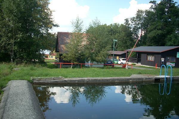 B�l� Potok - chatov� t�bor