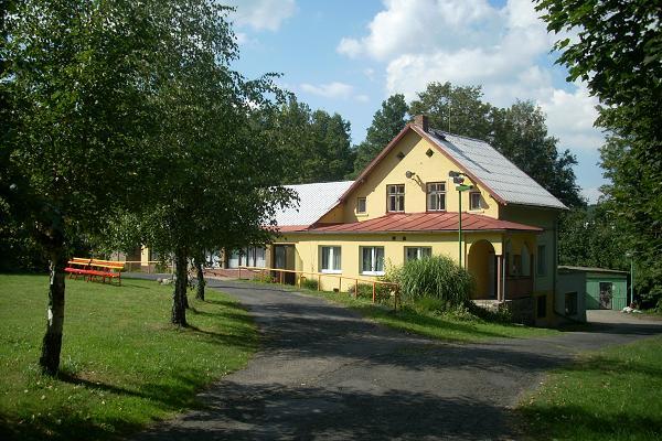 B�l� Potok - chatov� t�bor