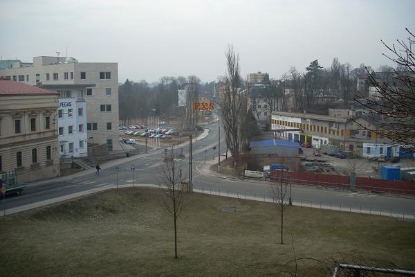 K�i�ovatka Sokolsk� a Past��sk� ulice (pohled od knihovny)