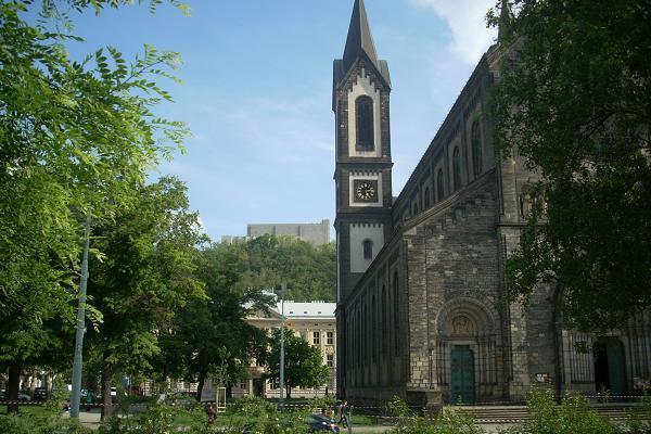 Karl�nsk� n�m�st� - kostel (v pozad� vrch �i�kov)